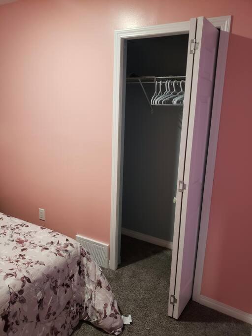 Cozy Two Bedroom Guest Suite in NW Calgary Zewnętrze zdjęcie