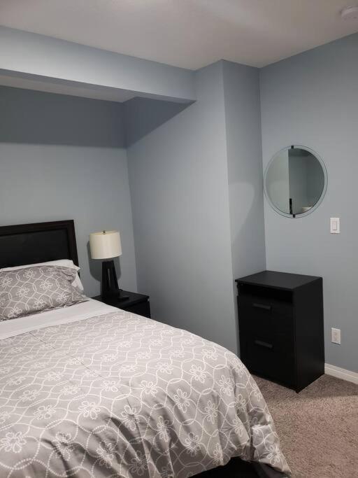 Cozy Two Bedroom Guest Suite in NW Calgary Zewnętrze zdjęcie